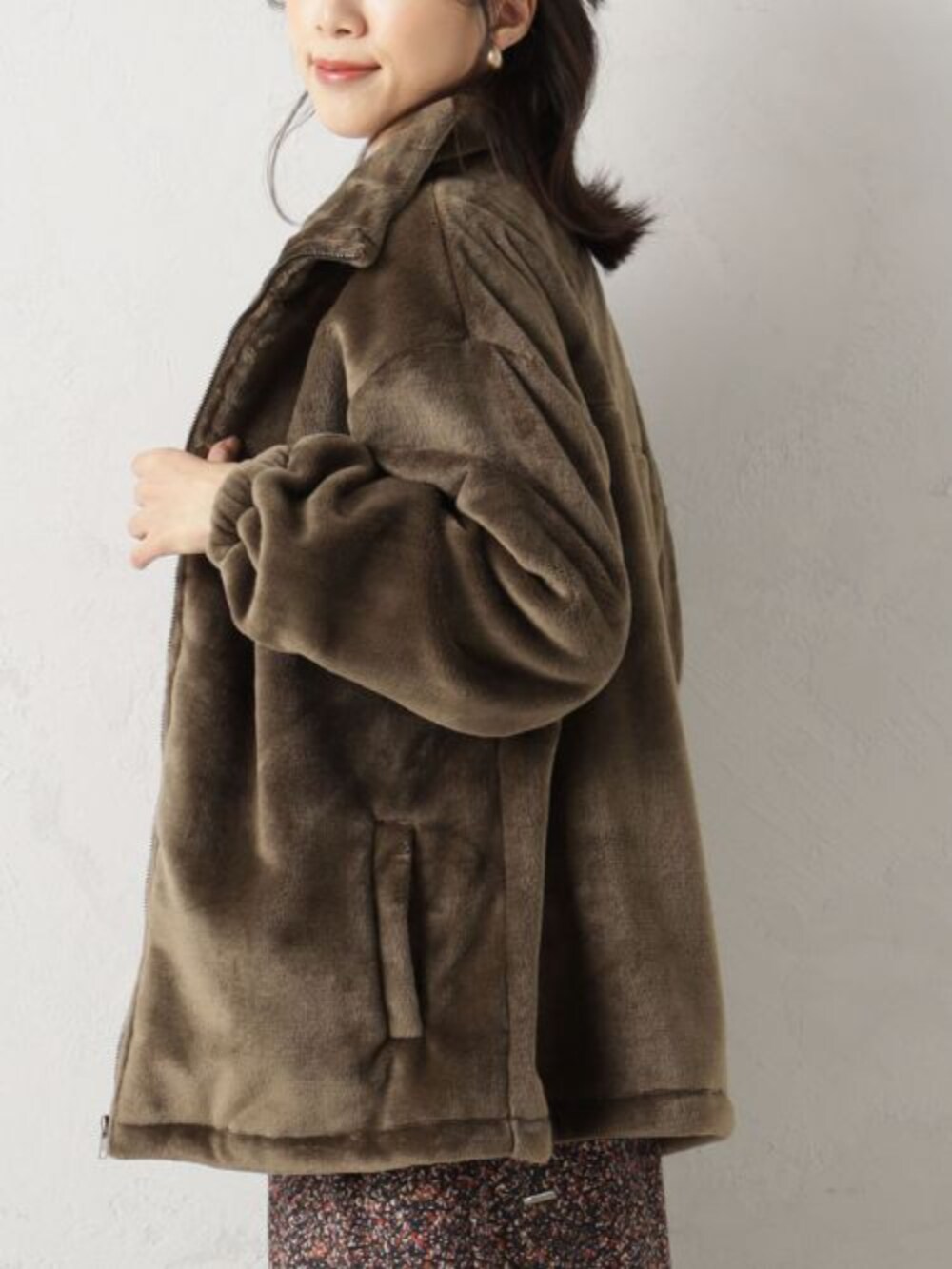 ブラック系のブーツ、レッド系のスウェット、レッド系のスカートを着用したレディースの冬コーディネートの3枚目の写真