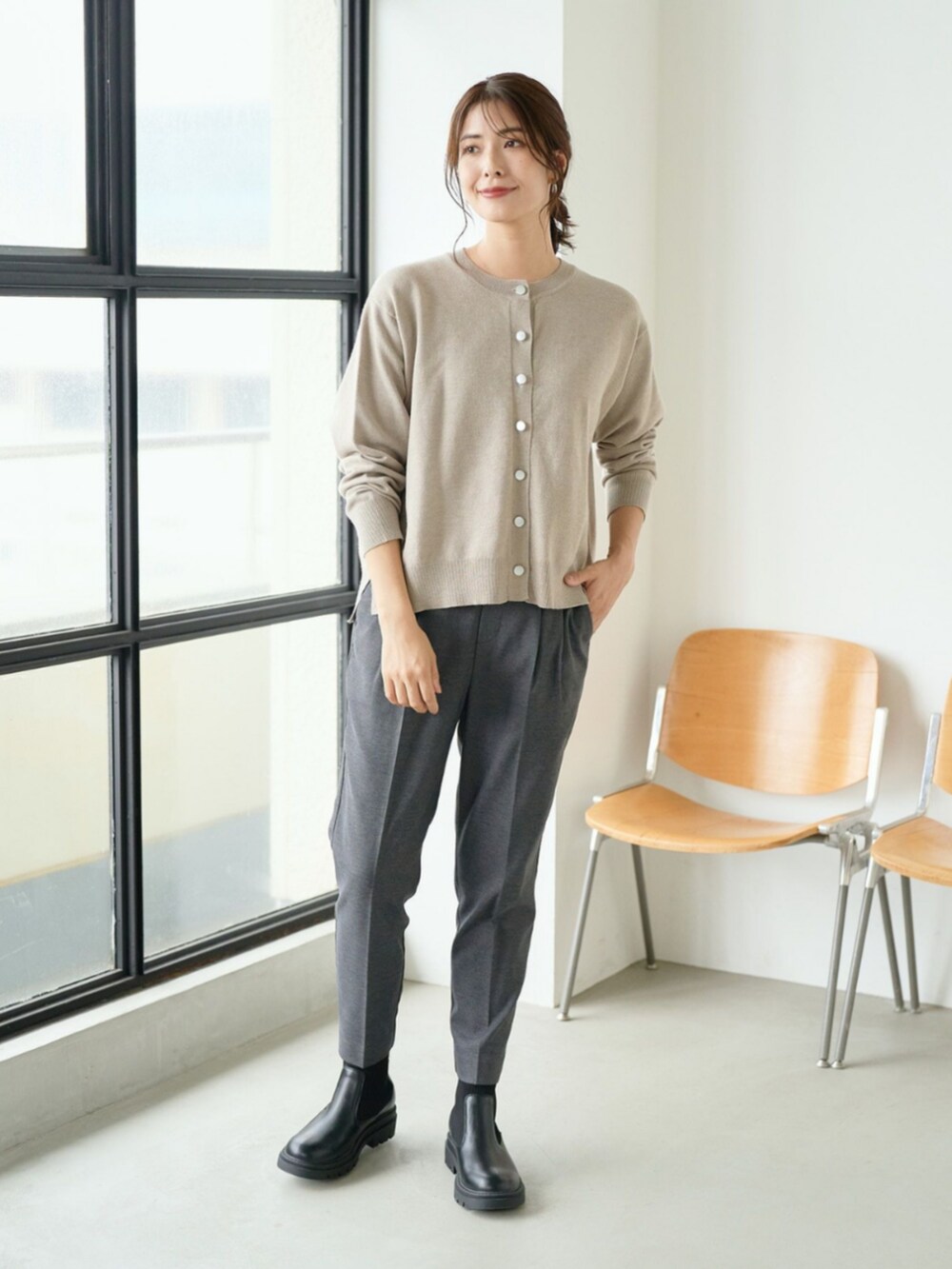 ベージュ系のカーディガン/ボレロを着用したレディースの冬コーディネートの2枚目の写真