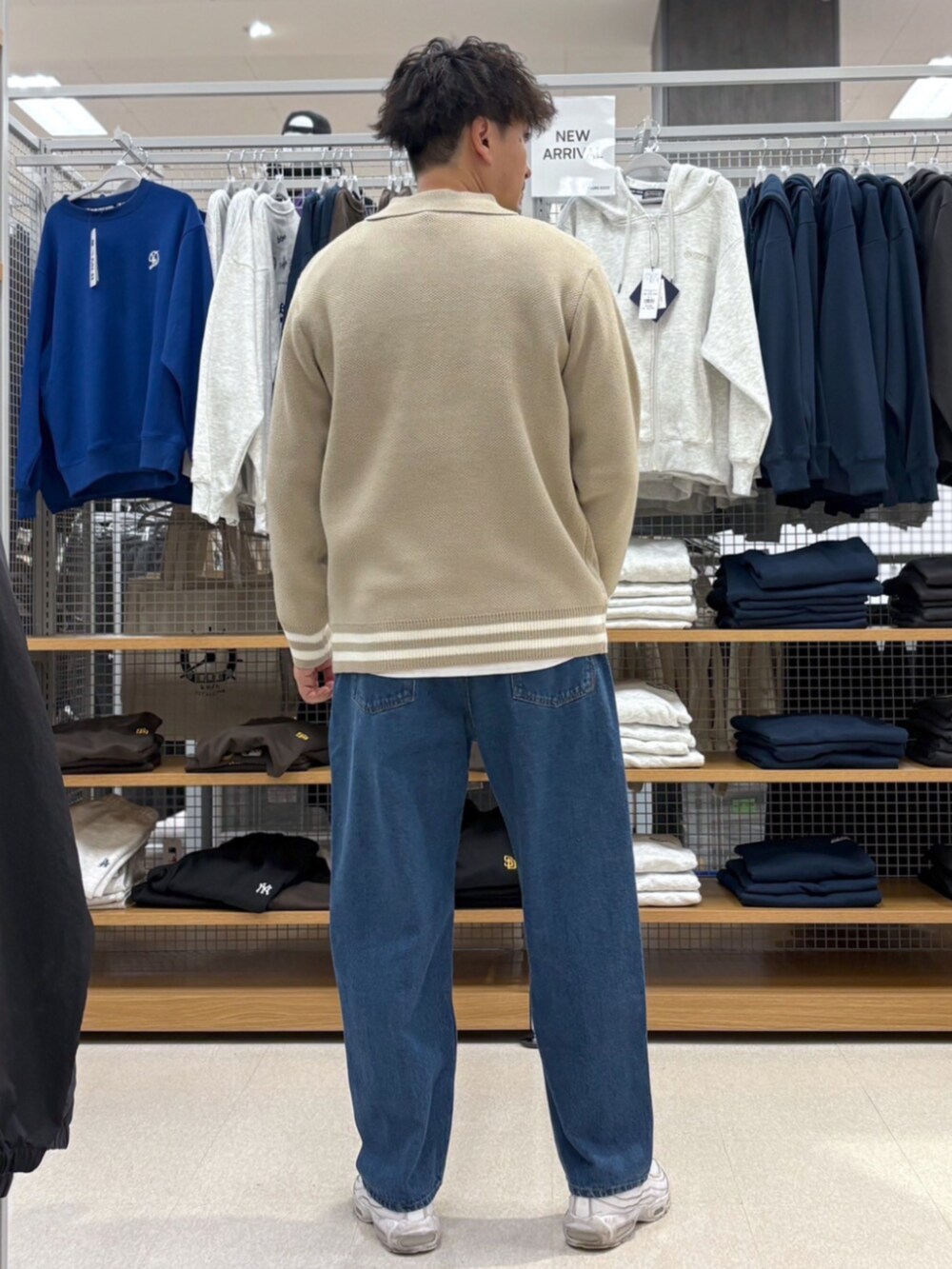 ブルー系のその他パンツを着用したメンズの冬コーディネートの2枚目の写真