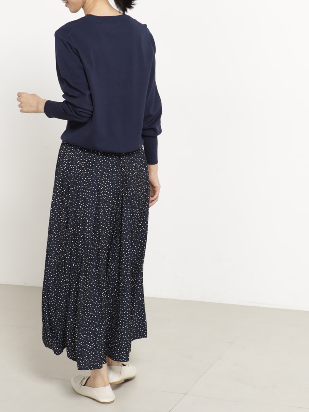 ブルー系のニット/セーターを着用したレディースの秋コーディネートの2枚目の写真