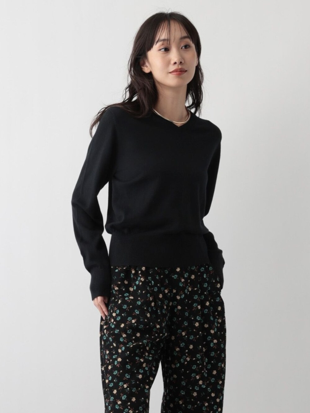 ブラック系のニット/セーターを着用したレディースの秋コーディネートの3枚目の写真