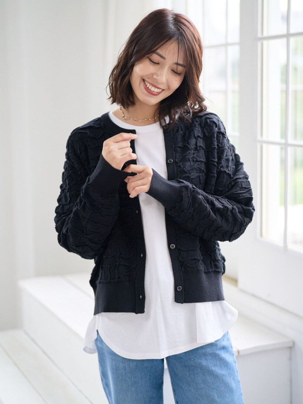 ブラック系のカーディガン/ボレロを着用したレディースの秋コーディネートの2枚目の写真