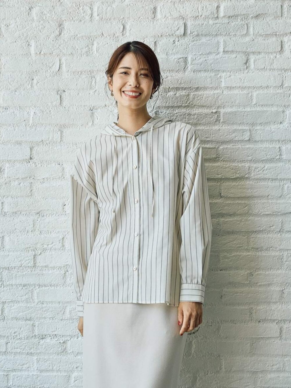 ベージュ系のシャツ/ブラウスを着用したレディースの秋コーディネートの3枚目の写真