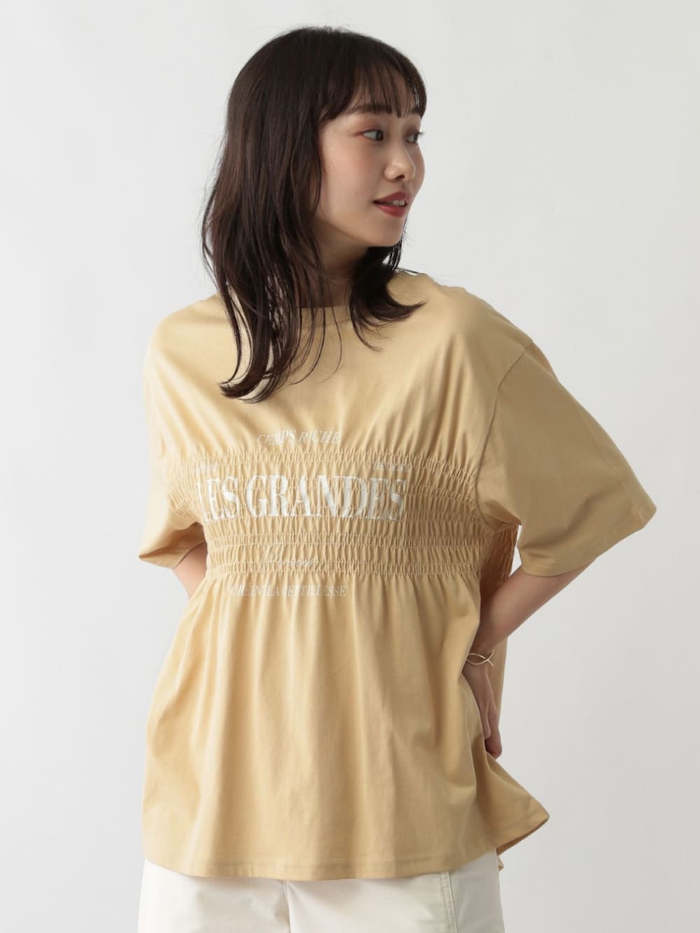 イエロー系のTシャツ/カットソーを着用したレディースの春コーディネートの2枚目の写真