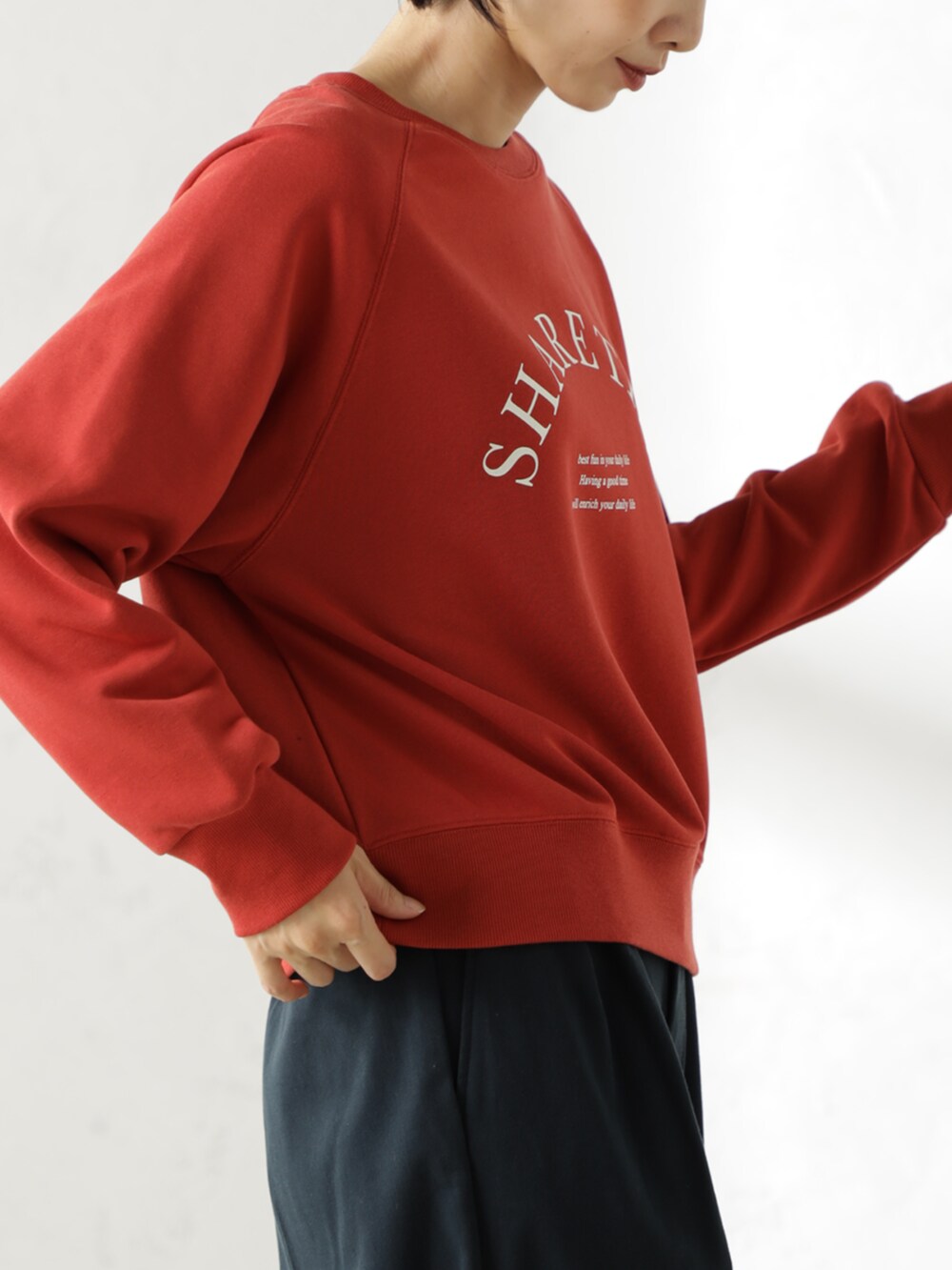 ブラック系のその他パンツ、レッド系のスウェットを着用したレディースの秋コーディネートの2枚目の写真