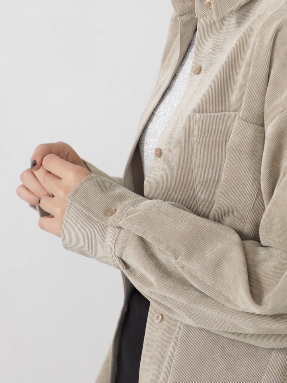 ブラック系のブーツ、ブラック系のボストンバッグ、ブラック系のスカートを着用したレディースの秋コーディネートの4枚目の写真