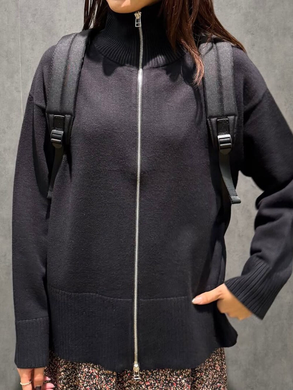 ブラック系のカーディガン/ボレロを着用したレディースの冬コーディネートの3枚目の写真