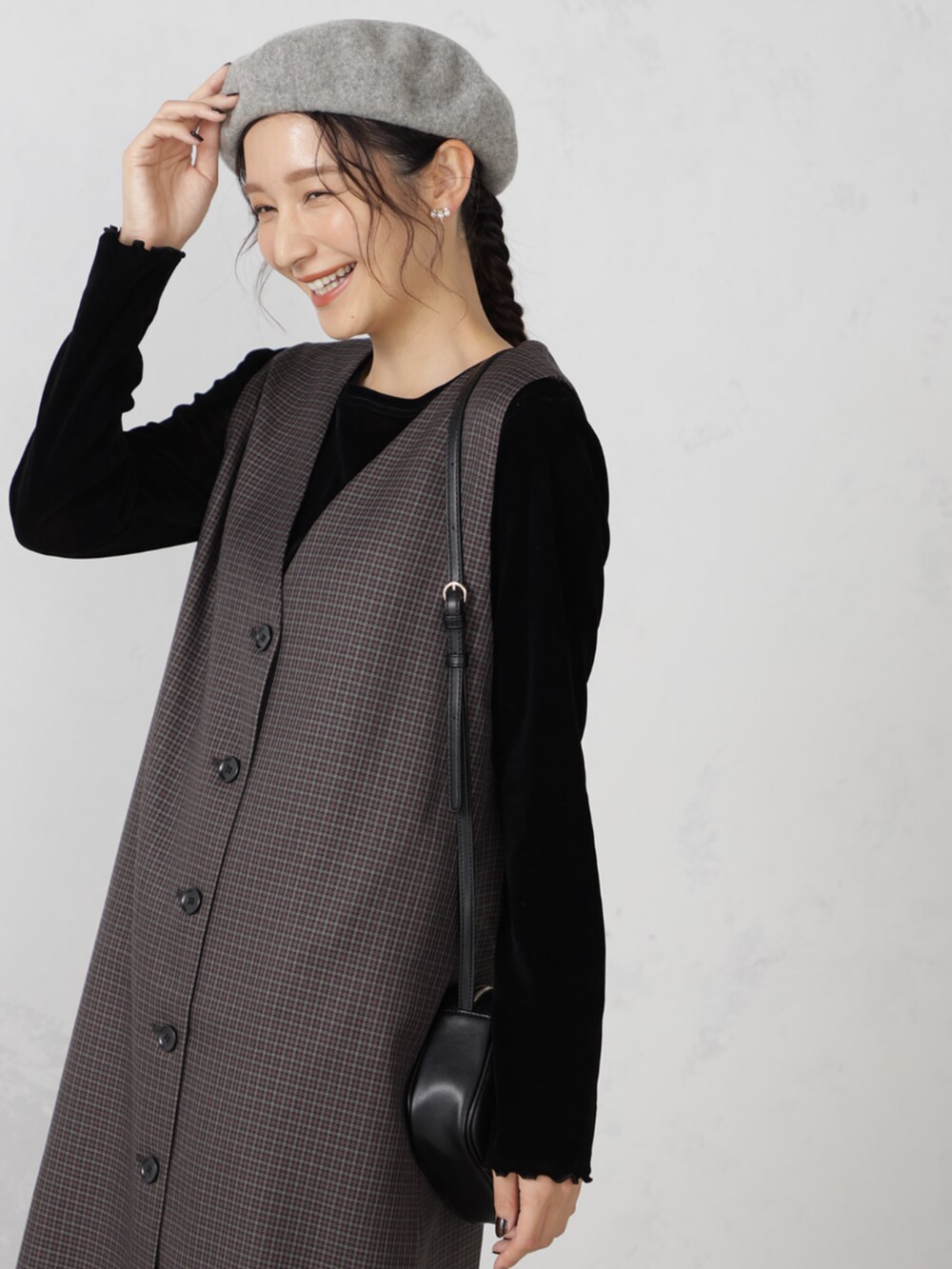 ブラウン系のワンピース、グレー系のハンチング/ベレー帽を着用したレディースの秋コーディネートの2枚目の写真