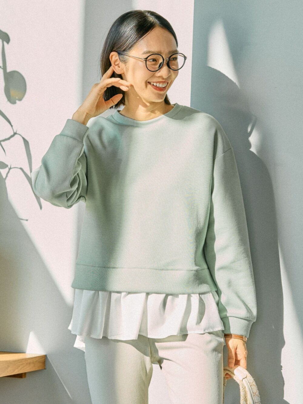 グリーン系のその他トップスを着用したレディースの冬コーディネートの2枚目の写真