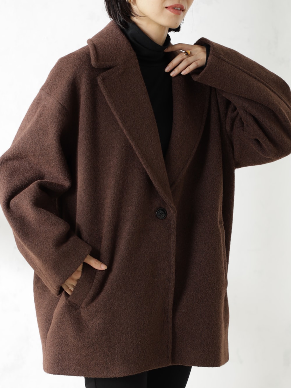 ブラック系のその他パンツ、ブラウン系のその他アウター、ブラック系のバレエシューズを着用したレディースの冬コーディネートの2枚目の写真