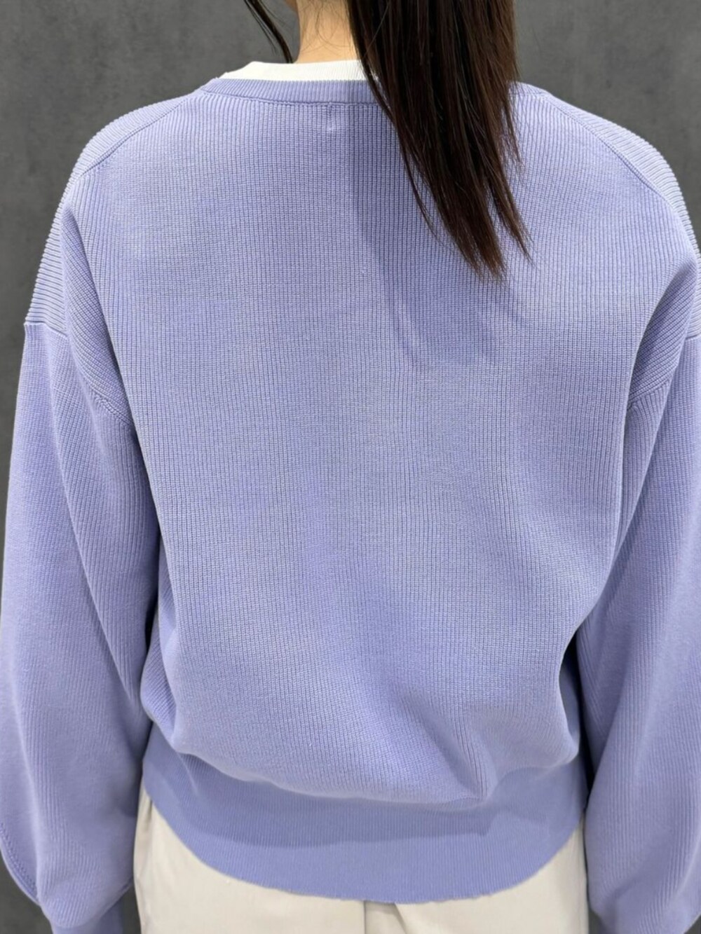 パープル系のブルゾンを着用したレディースの秋コーディネートの3枚目の写真