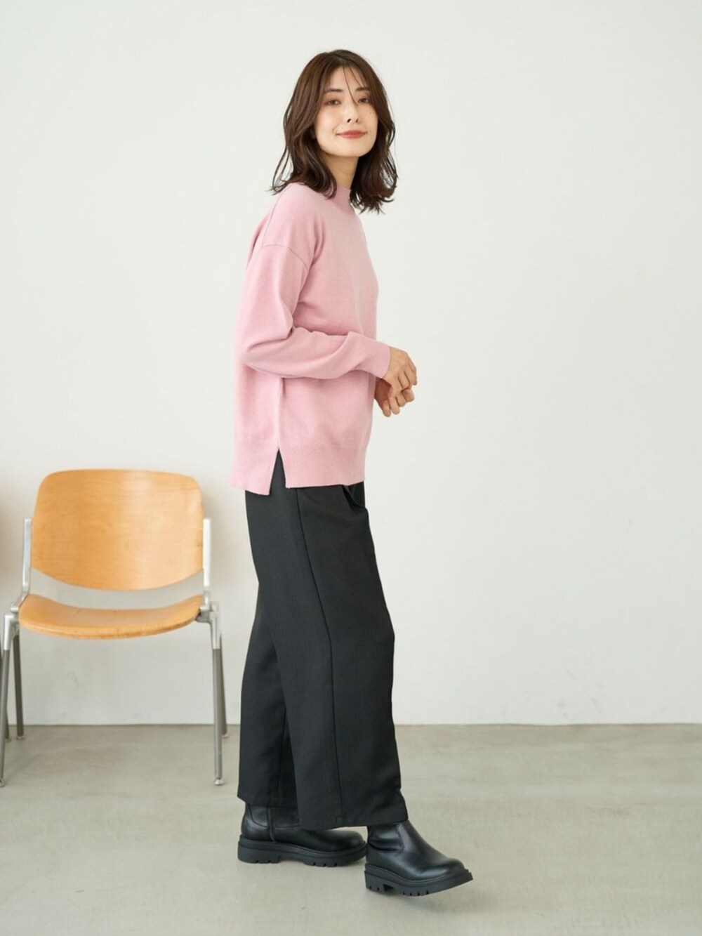 ピンク系のニット/セーターを着用したレディースの秋コーディネートの2枚目の写真