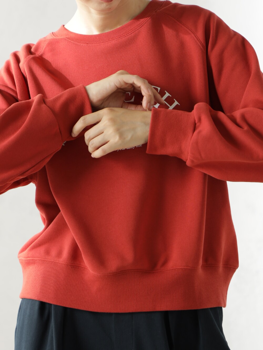 ブラック系のその他パンツ、レッド系のスウェットを着用したレディースの秋コーディネートの3枚目の写真