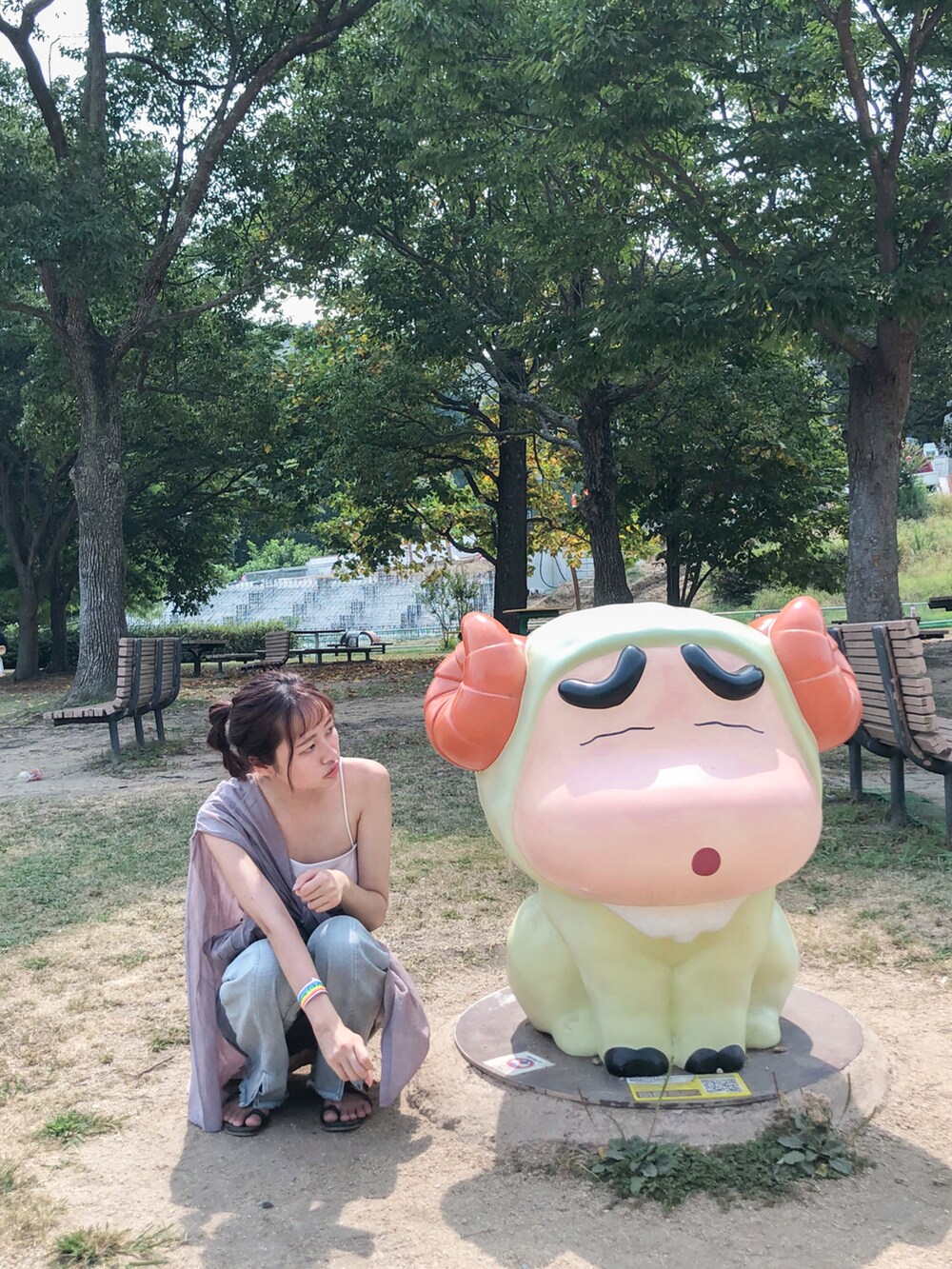 「w closetの裾スリットフレアパンツ（デニムパンツ、ブルー系）」を使った、chenpinnimさん（レディース・164cm）の冬コーディネートの2枚目の写真