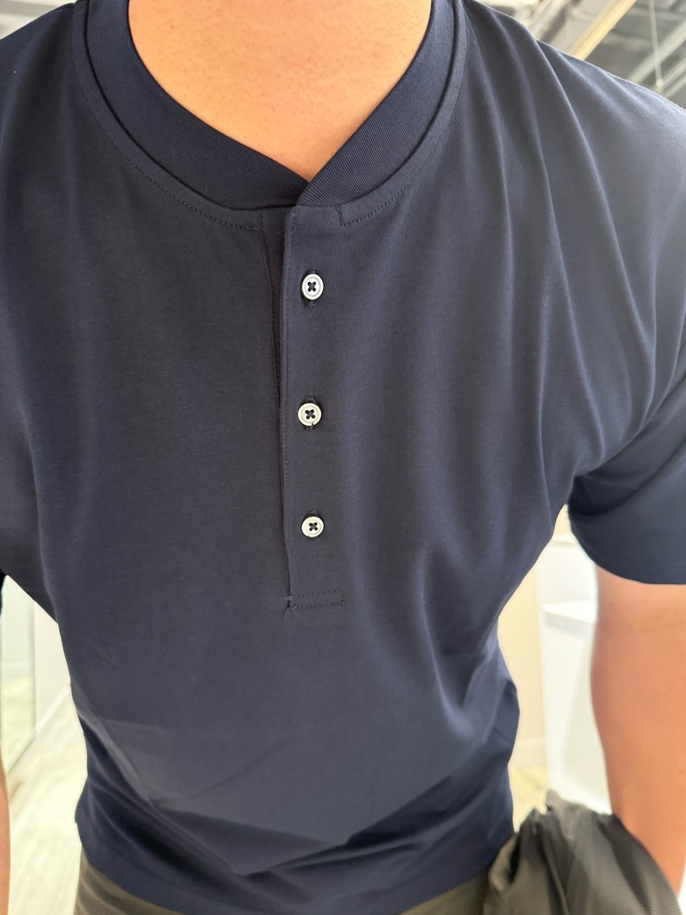 ブラウン系のテーラードジャケット、ブルー系のTシャツ/カットソー、ブラウン系のスラックスを着用したメンズの夏コーディネートの5枚目の写真
