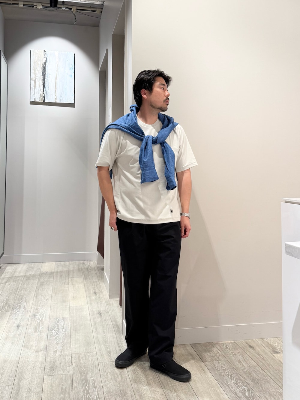 グレー系のTシャツ/カットソー、ブラック系のその他パンツを着用したメンズの春コーディネートの2枚目の写真