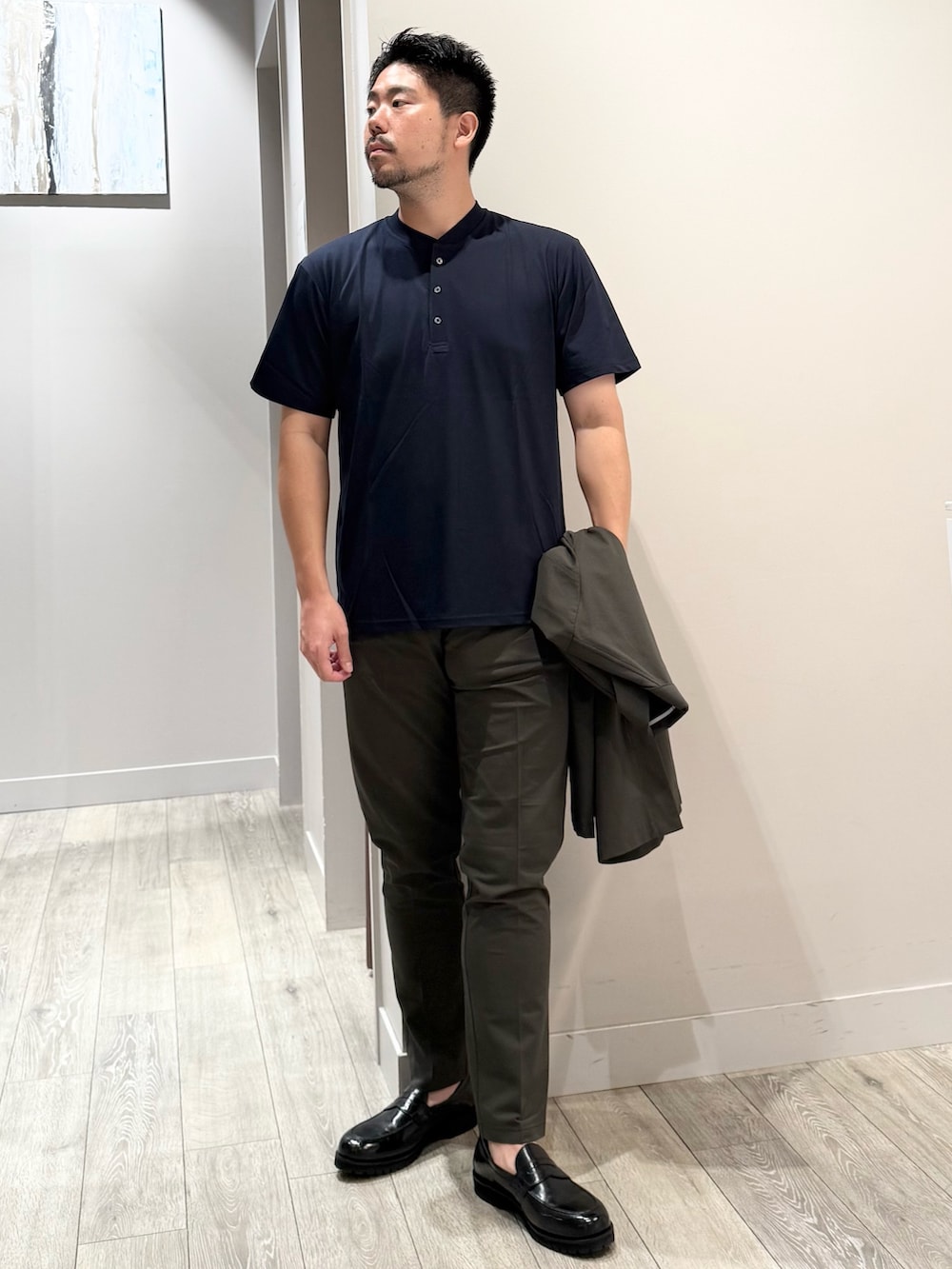 ブラウン系のテーラードジャケット、ブルー系のTシャツ/カットソー、ブラウン系のスラックスを着用したメンズの夏コーディネートの4枚目の写真