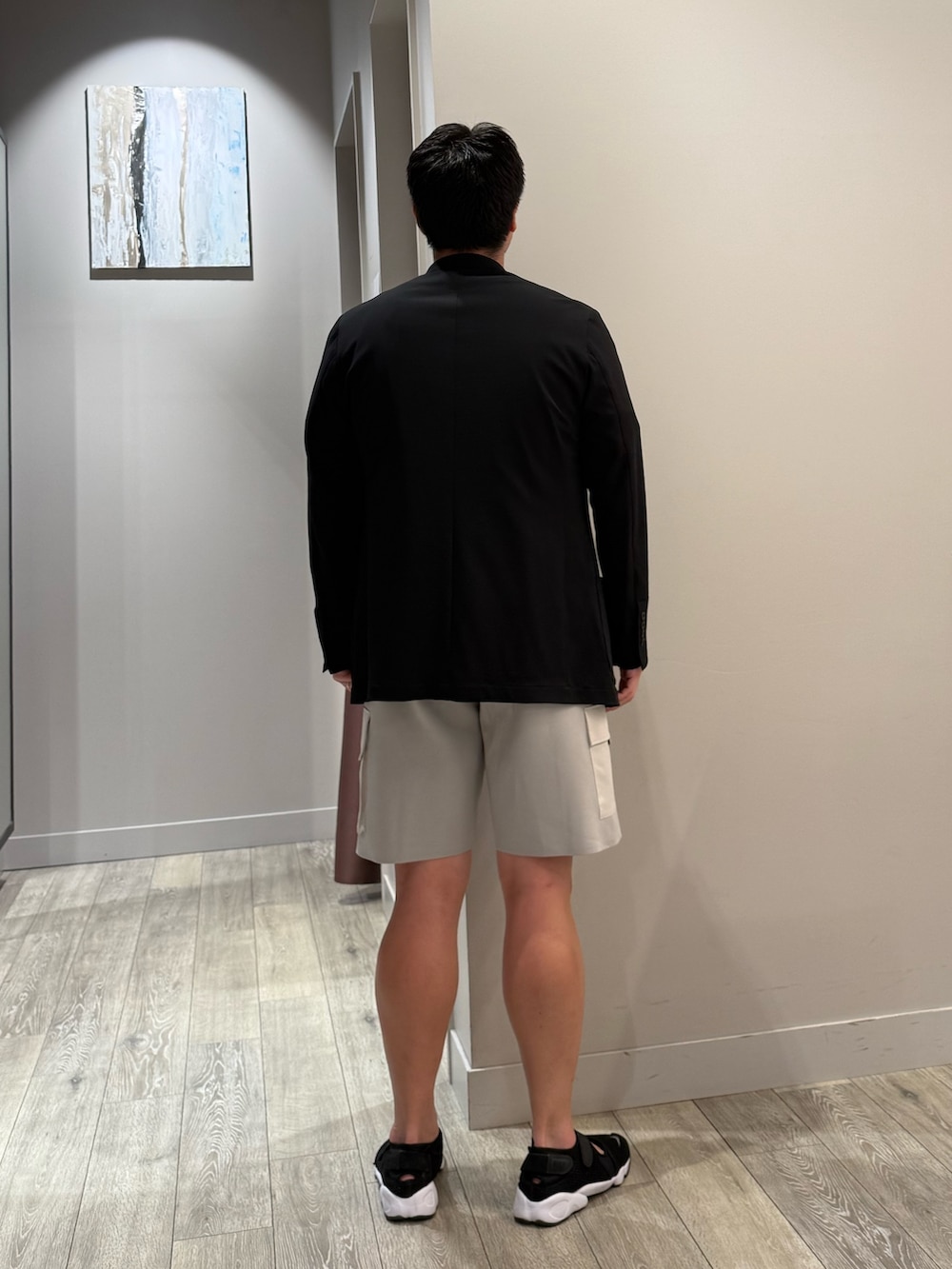 ブラック系のテーラードジャケット、ブラウン系のTシャツ/カットソー、グレー系のその他パンツを着用したメンズの夏コーディネートの4枚目の写真