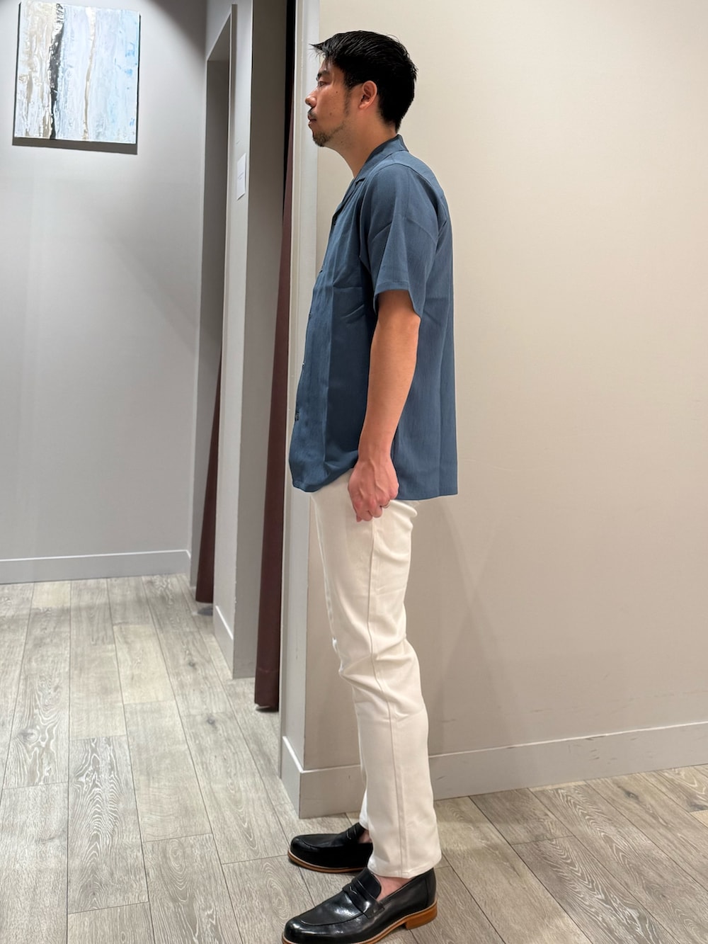 ブルー系のシャツ/ブラウス、ホワイト系のその他パンツを着用したメンズの夏コーディネートの2枚目の写真