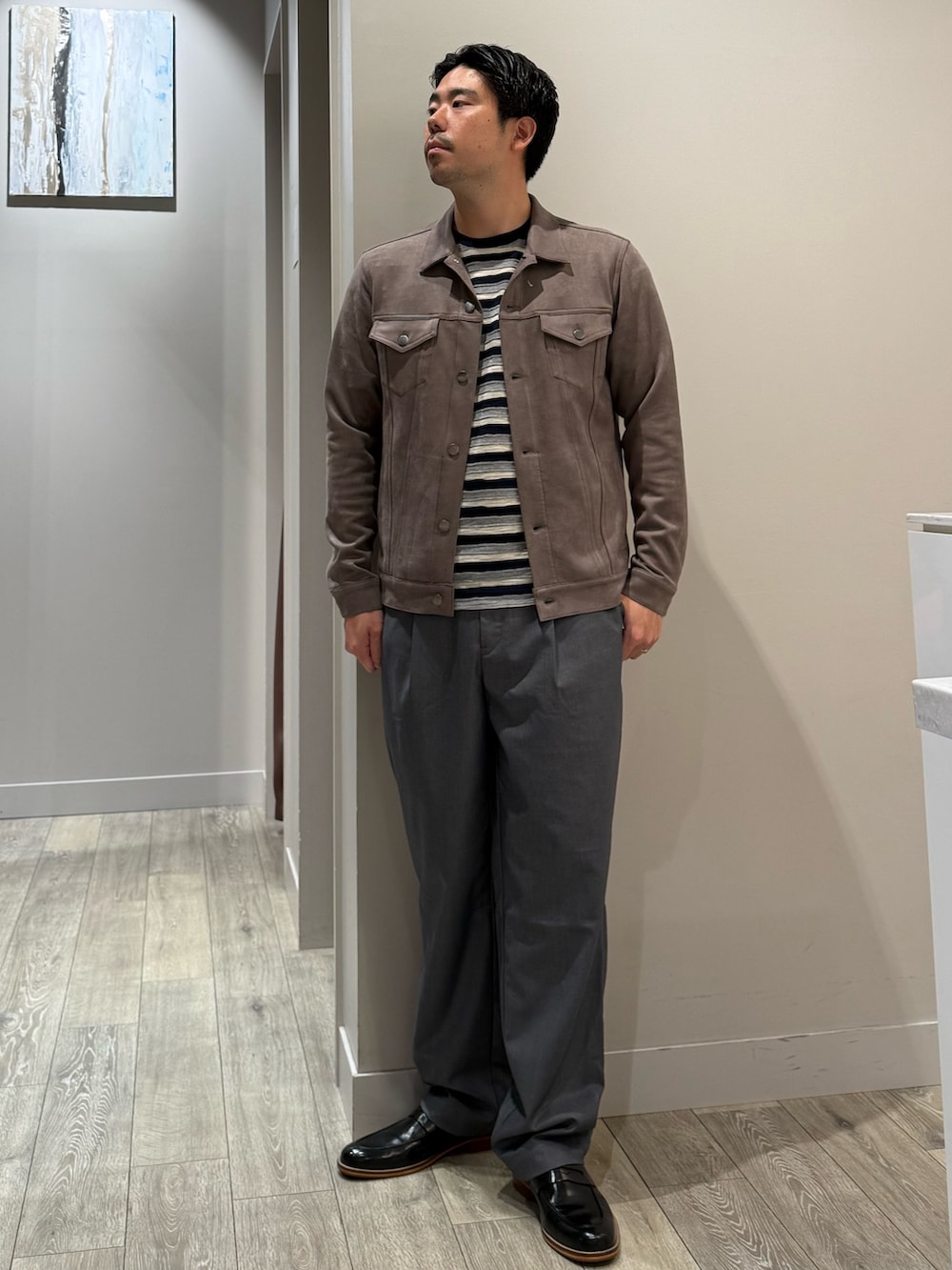 ブラウン系のブルゾン、ホワイト系のTシャツ/カットソー、ブラック系のショルダーバッグを着用したメンズの秋コーディネートの2枚目の写真
