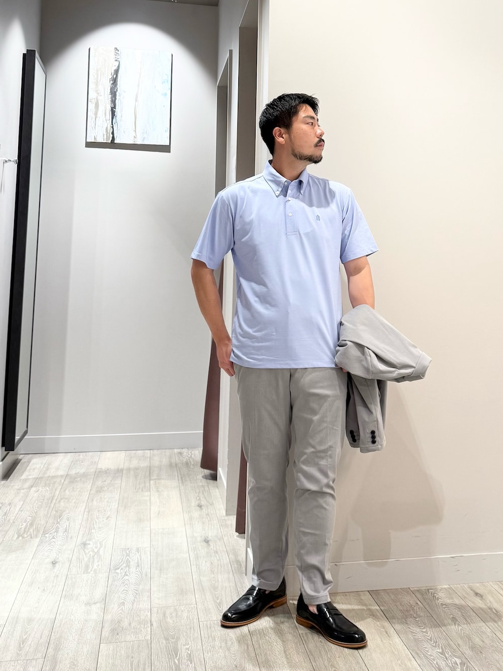 グレー系のテーラードジャケット、ブルー系のTシャツ/カットソー、グレー系のスラックスを着用したメンズの夏コーディネートの4枚目の写真