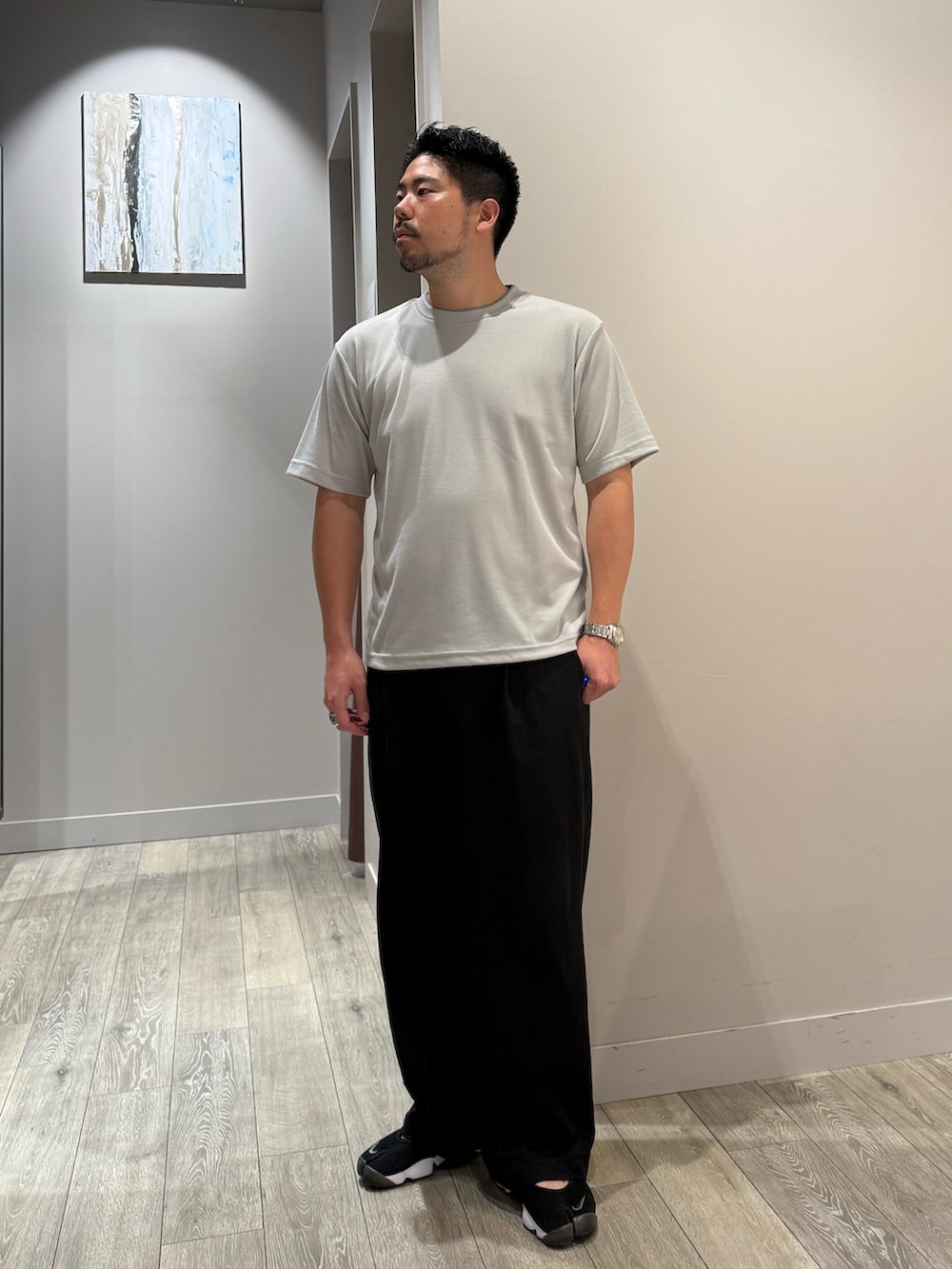 ブラウン系のシャツ/ブラウス、ベージュ系のTシャツ/カットソー、ブラック系のその他パンツを着用したメンズの夏コーディネートの4枚目の写真