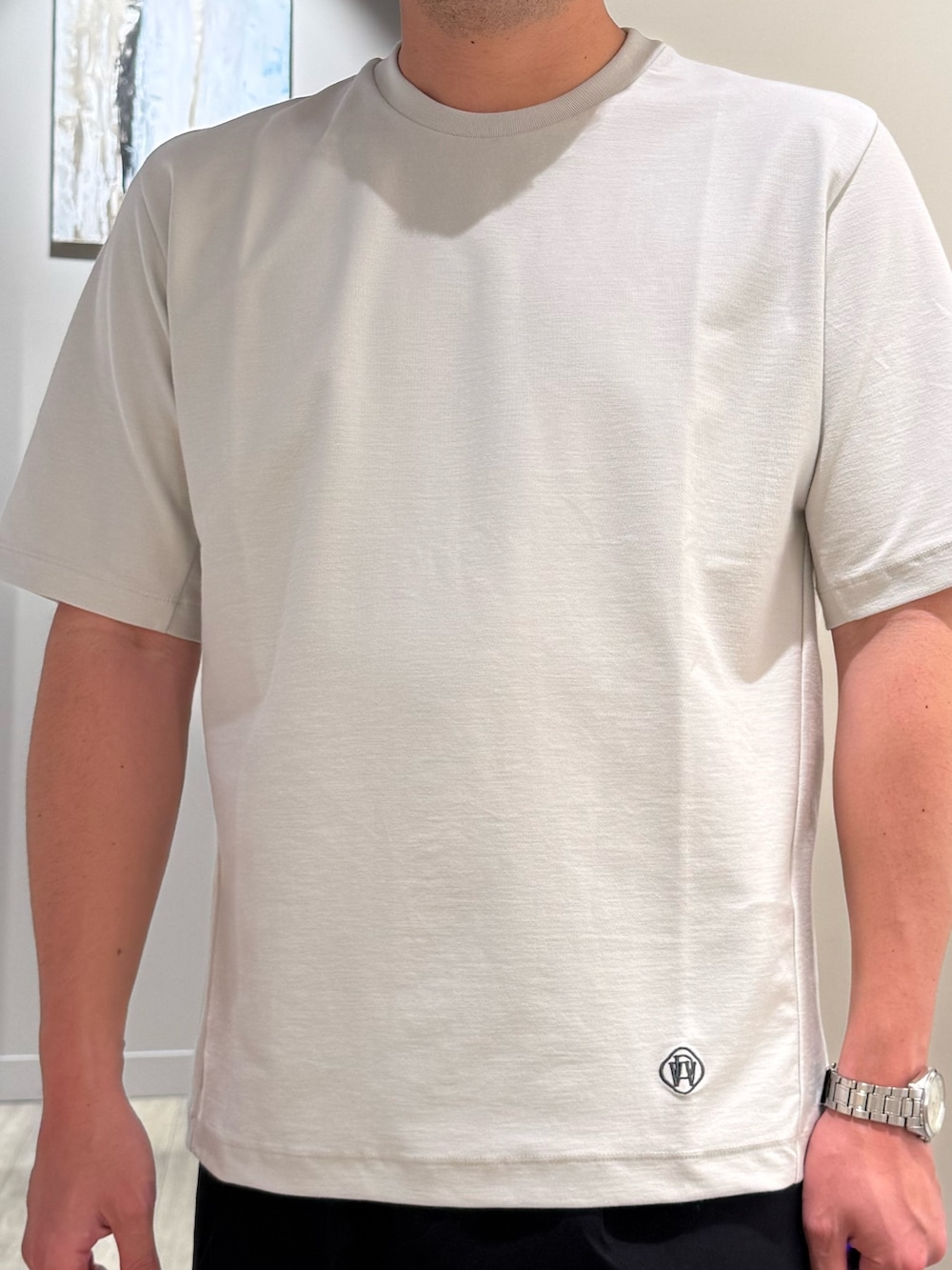 グレー系のTシャツ/カットソー、ブラック系のその他パンツを着用したメンズの春コーディネートの3枚目の写真