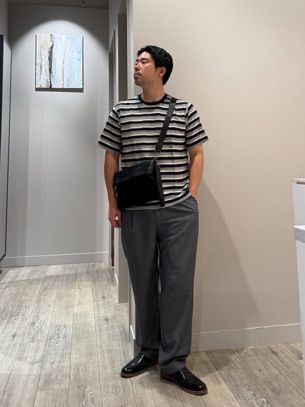 ブラウン系のブルゾン、ホワイト系のTシャツ/カットソー、ブラック系のショルダーバッグを着用したメンズの秋コーディネートの5枚目の写真