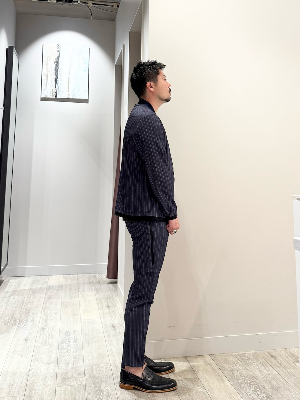 その他のブルゾン、その他のスラックスを着用したメンズの春コーディネートの2枚目の写真