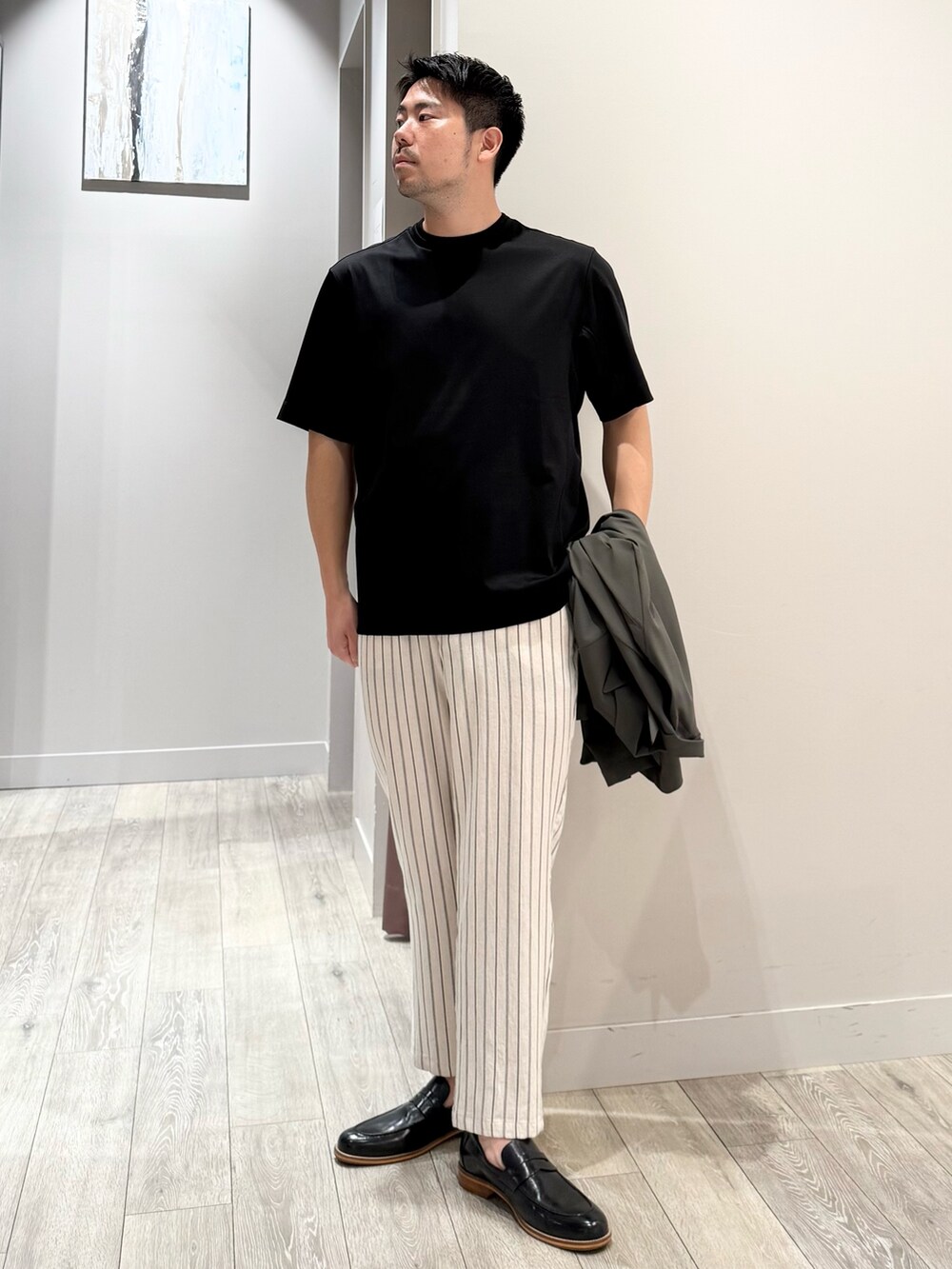 グリーン系のテーラードジャケット、ブラック系のTシャツ/カットソー、ホワイト系のその他パンツを着用したメンズの夏コーディネートの5枚目の写真