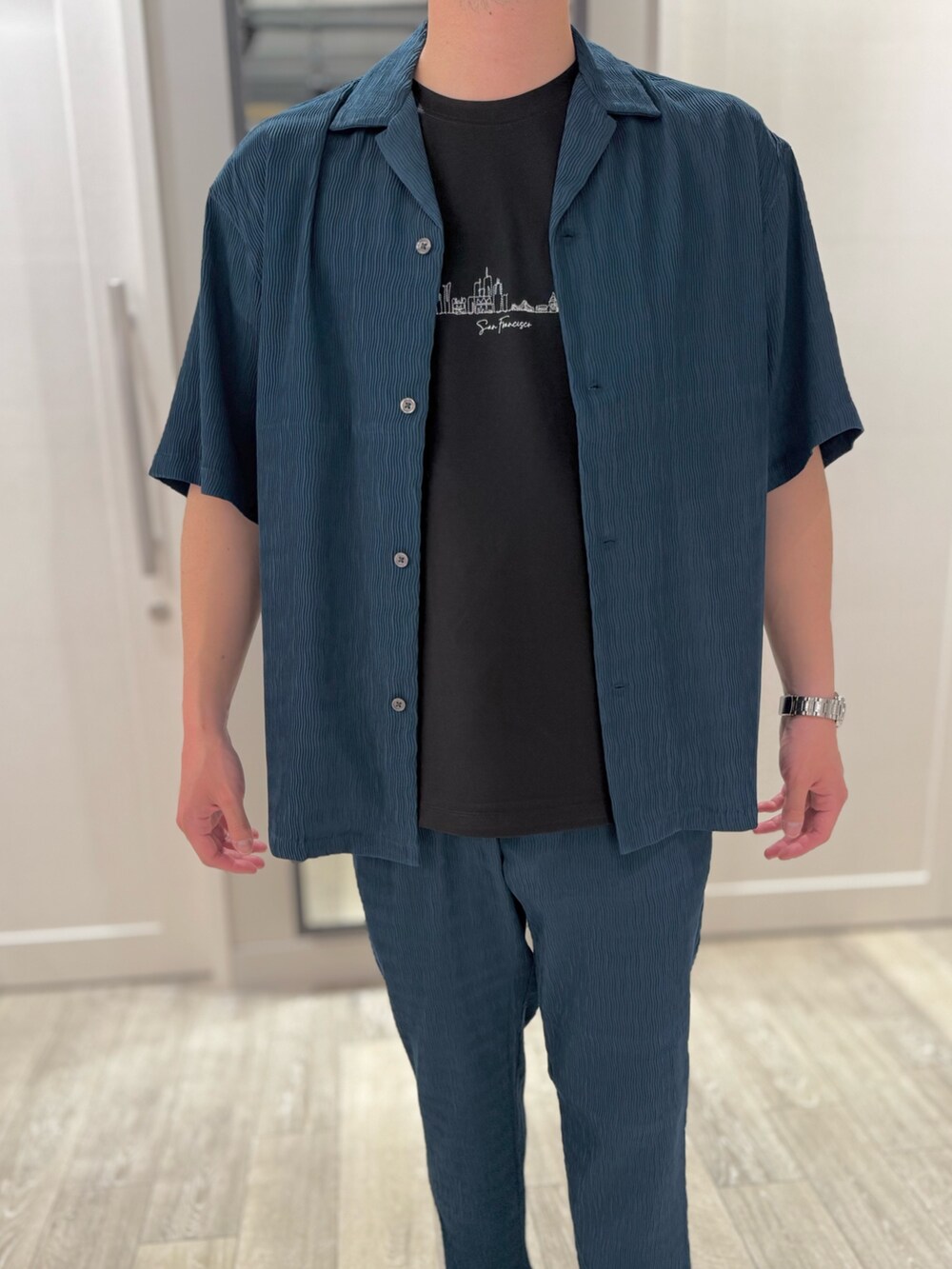 グレー系のシャツ/ブラウス、ブラック系のTシャツ/カットソー、グレー系のスラックスを着用したメンズの春コーディネートの2枚目の写真