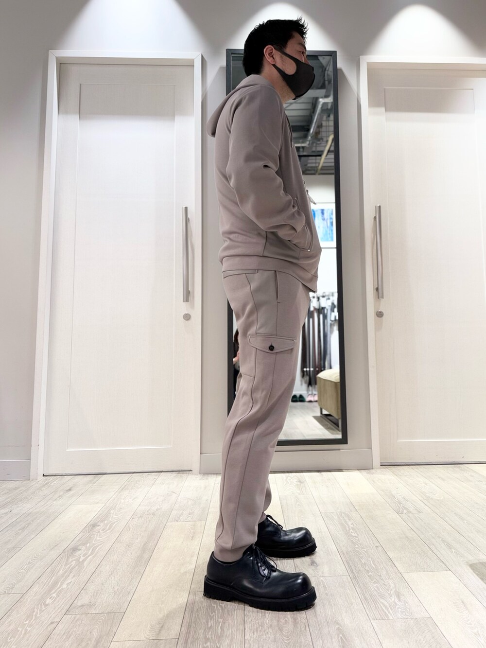 「カジュアルコーデ、メンズファッション、大人ファッション、ゆるコーデ、モノトーン、outfit、春色、ootd、オトナカジュアル、大人カジュアル、おしゃれさんと繋がりたい、スポーツミックス」｜「DESIGNWORKSの【セットアップ対応】ミリタリー トレーニングパンツ（その他パンツ、ベージュ系）」を使った、aoさん（メンズ・175cm）の春コーディネートの2枚目の写真