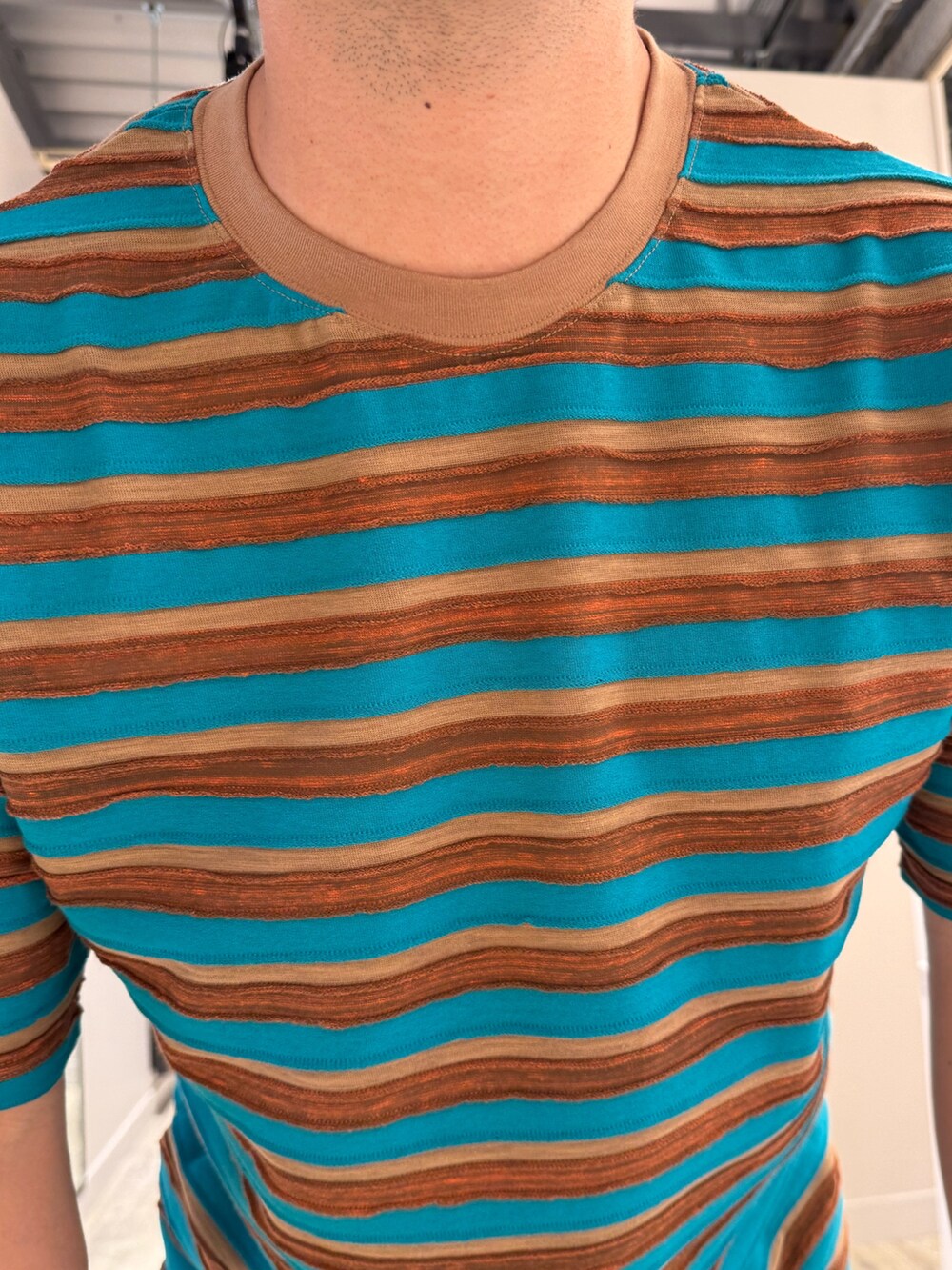 ホワイト系のシャツ/ブラウス、ブラウン系のTシャツ/カットソー、ブラック系のその他パンツを着用したメンズの夏コーディネートの4枚目の写真
