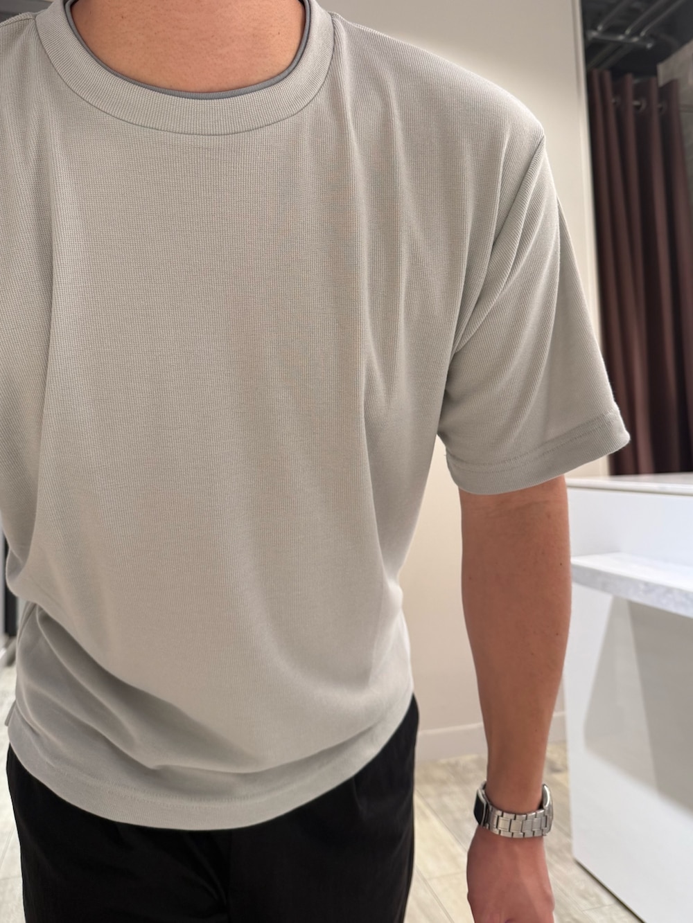 ブラウン系のシャツ/ブラウス、ベージュ系のTシャツ/カットソー、ブラック系のその他パンツを着用したメンズの夏コーディネートの5枚目の写真