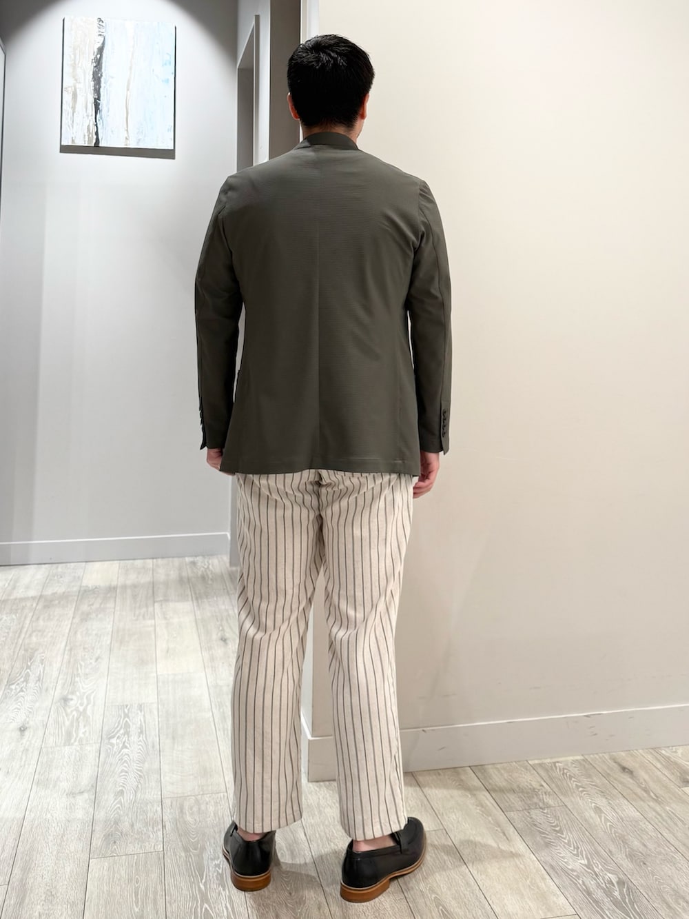 グリーン系のテーラードジャケット、ブラック系のTシャツ/カットソー、ホワイト系のその他パンツを着用したメンズの夏コーディネートの4枚目の写真