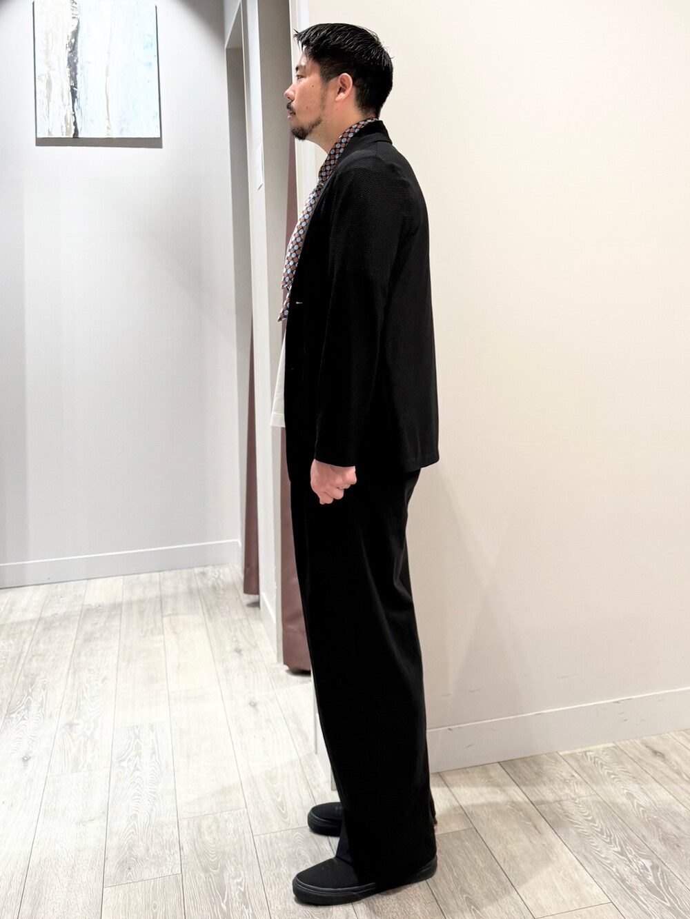 ブラック系のブルゾン、ブラック系のその他パンツを着用したメンズの夏コーディネートの2枚目の写真
