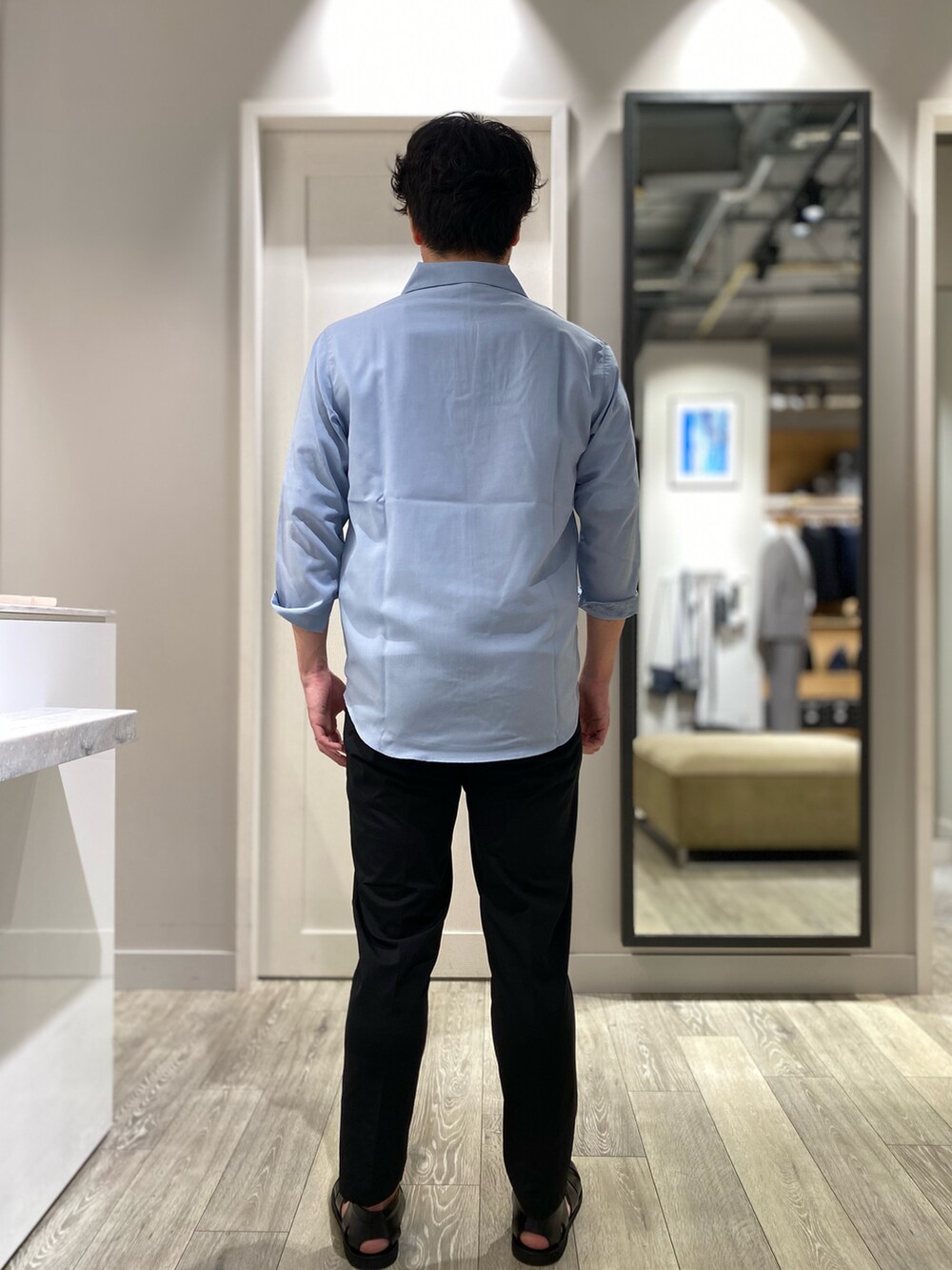 ブルー系のシャツ/ブラウス、ホワイト系のTシャツ/カットソー、ブラック系のスラックスを着用したメンズの夏コーディネートの2枚目の写真