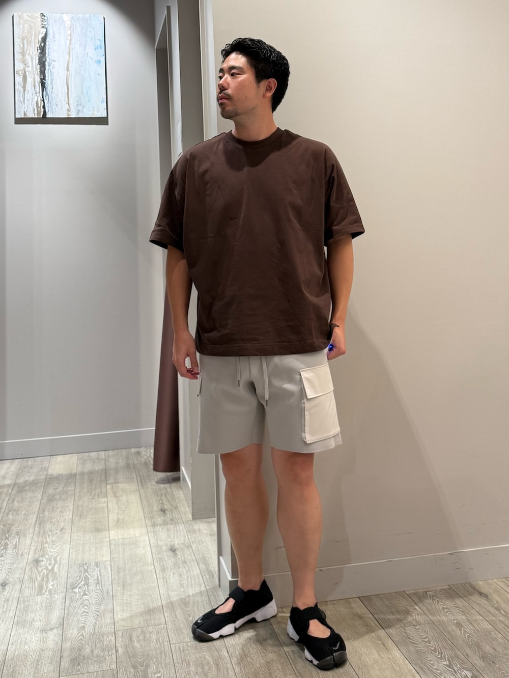ブラック系のテーラードジャケット、ブラウン系のTシャツ/カットソー、グレー系のその他パンツを着用したメンズの夏コーディネートの5枚目の写真