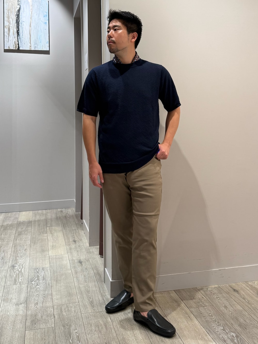 ベージュ系のその他パンツ、ブルー系のTシャツ/カットソー、ブラウン系のストール/ショールを着用したメンズの夏コーディネートの4枚目の写真