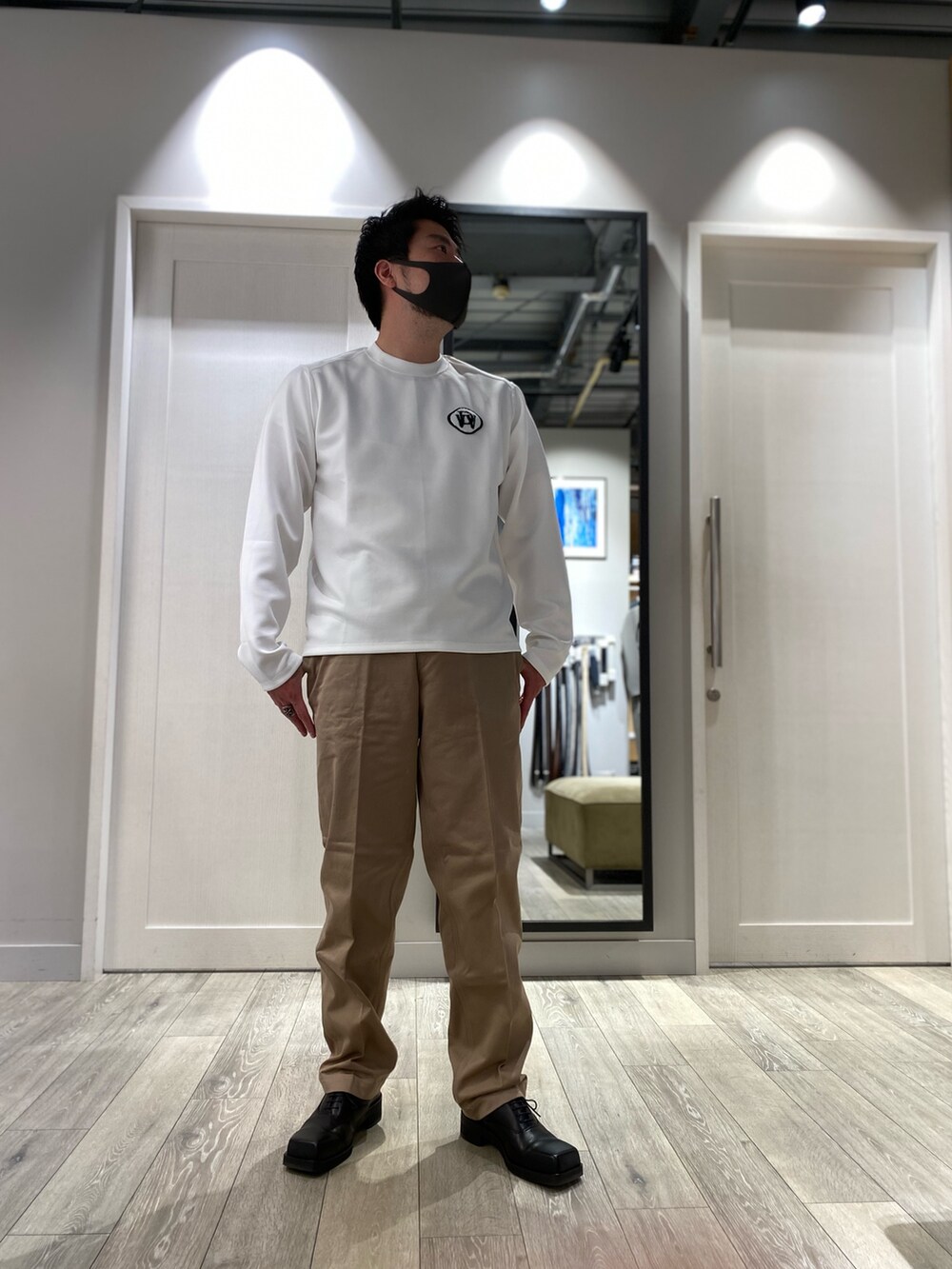 ホワイト系のTシャツ/カットソー、ブラック系のカーディガン/ボレロを着用したメンズの冬コーディネートの2枚目の写真