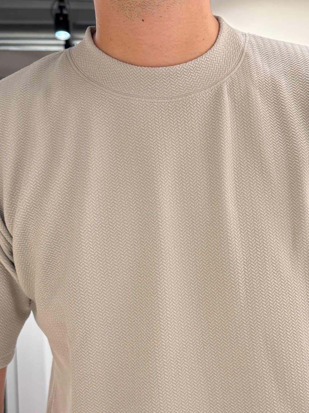 ベージュ系のTシャツ/カットソー、ブルー系のスラックス、ブルー系のセットアップを着用したメンズの秋コーディネートの5枚目の写真