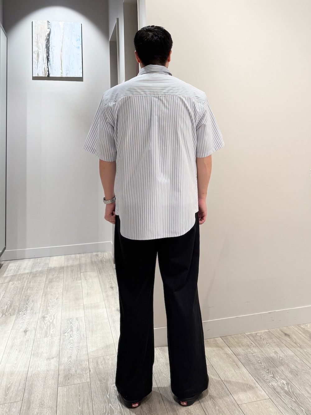 ブルー系のシャツ/ブラウス、ブラック系のその他パンツを着用したメンズの夏コーディネートの4枚目の写真