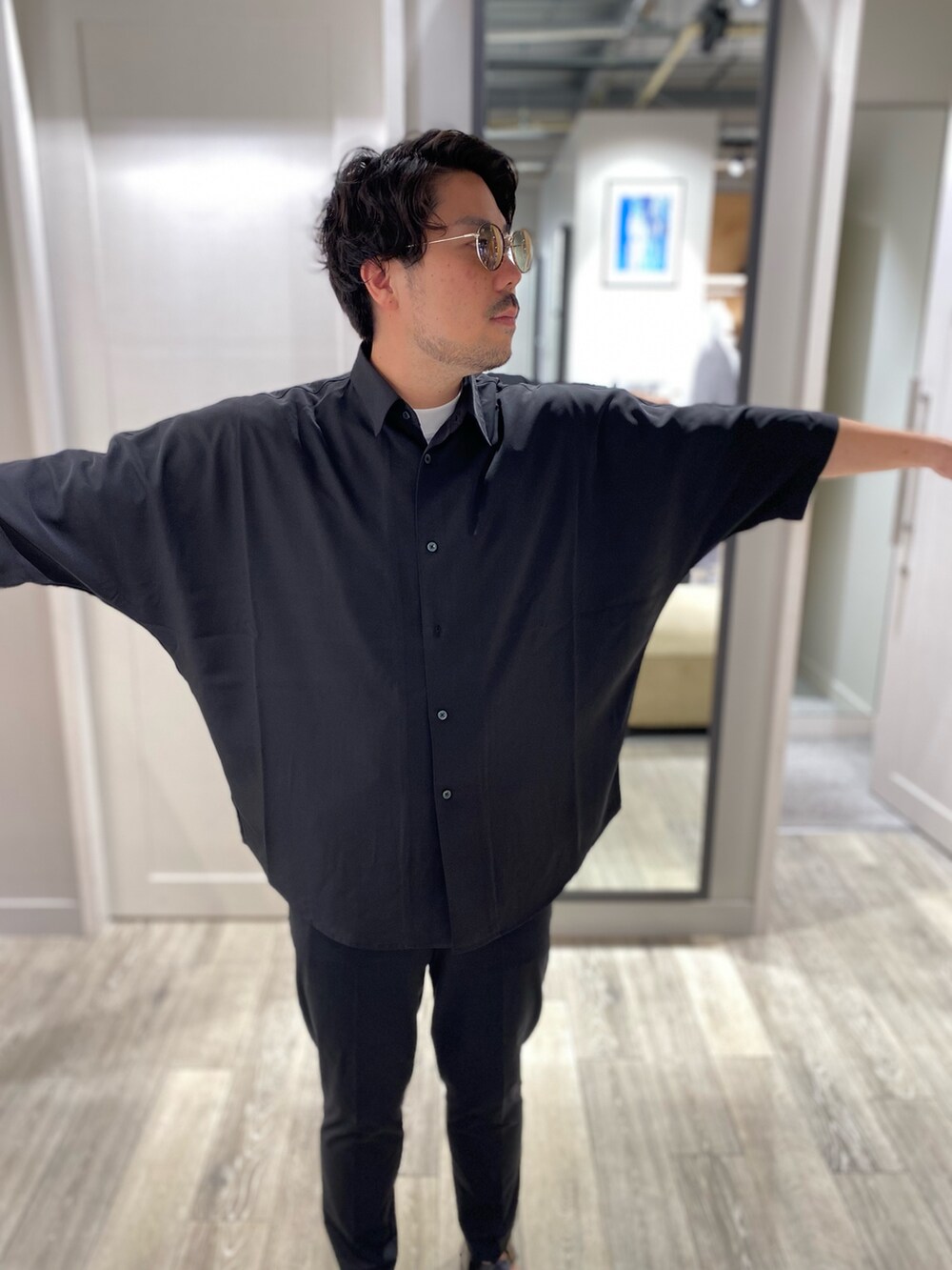 ブラック系のシャツ/ブラウス、ブラック系のスラックス、ブラック系のセットアップを着用したメンズの夏コーディネートの3枚目の写真