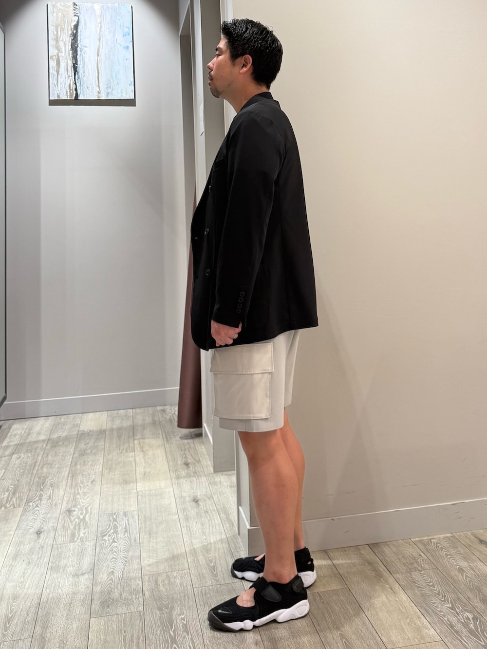 ブラック系のテーラードジャケット、ブラウン系のTシャツ/カットソー、グレー系のその他パンツを着用したメンズの夏コーディネートの3枚目の写真