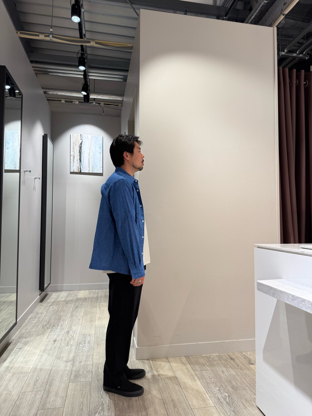 ブルー系のシャツ/ブラウス、グレー系のTシャツ/カットソー、ブラック系のその他パンツを着用したメンズの春コーディネートの4枚目の写真