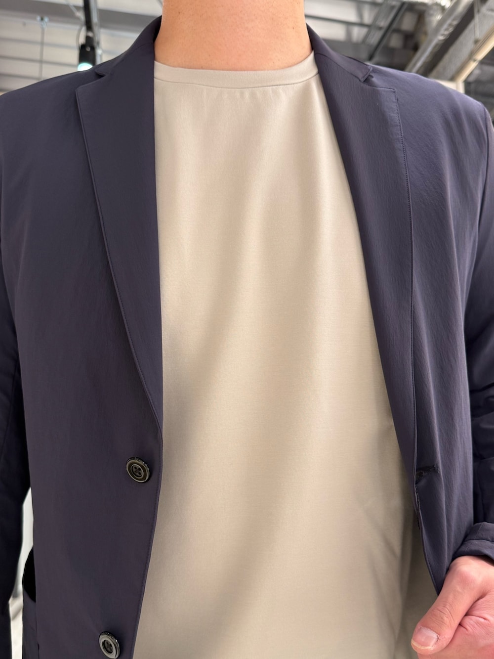 ブルー系のテーラードジャケット、ブルー系のスラックス、ベージュ系のTシャツ/カットソーを着用したメンズの秋コーディネートの4枚目の写真