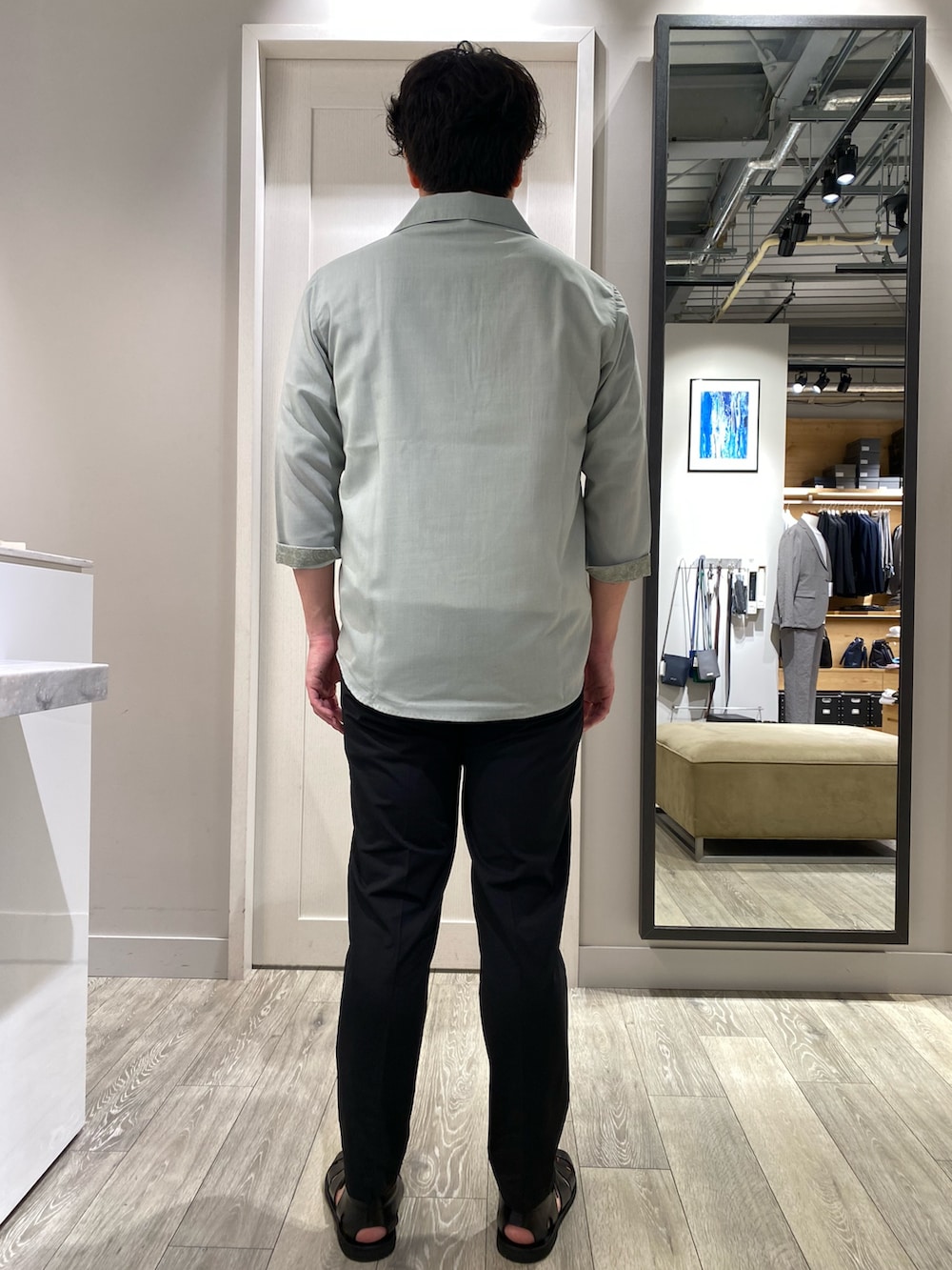 ブラック系のスラックス、ブラック系のセットアップ、グリーン系のシャツ/ブラウスを着用したメンズの夏コーディネートの2枚目の写真