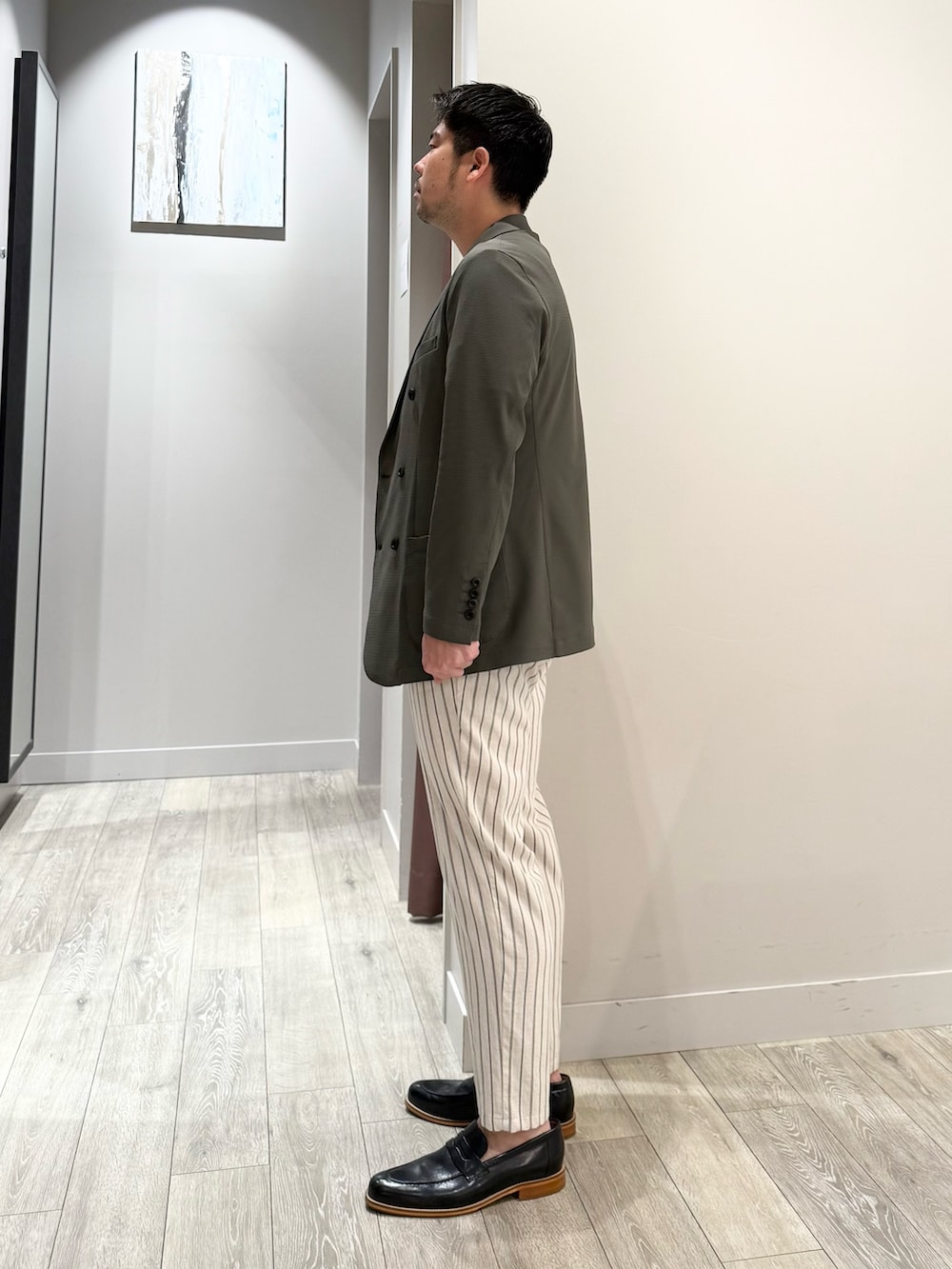 グリーン系のテーラードジャケット、ブラック系のTシャツ/カットソー、ホワイト系のその他パンツを着用したメンズの夏コーディネートの3枚目の写真
