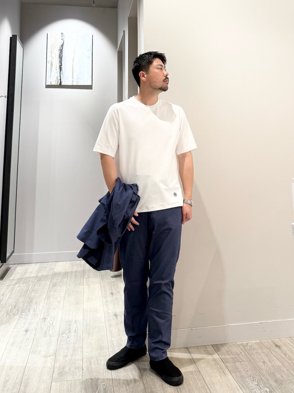 ブルー系のテーラードジャケット、ホワイト系のTシャツ/カットソー、ブルー系のスラックスを着用したメンズの春コーディネートの4枚目の写真