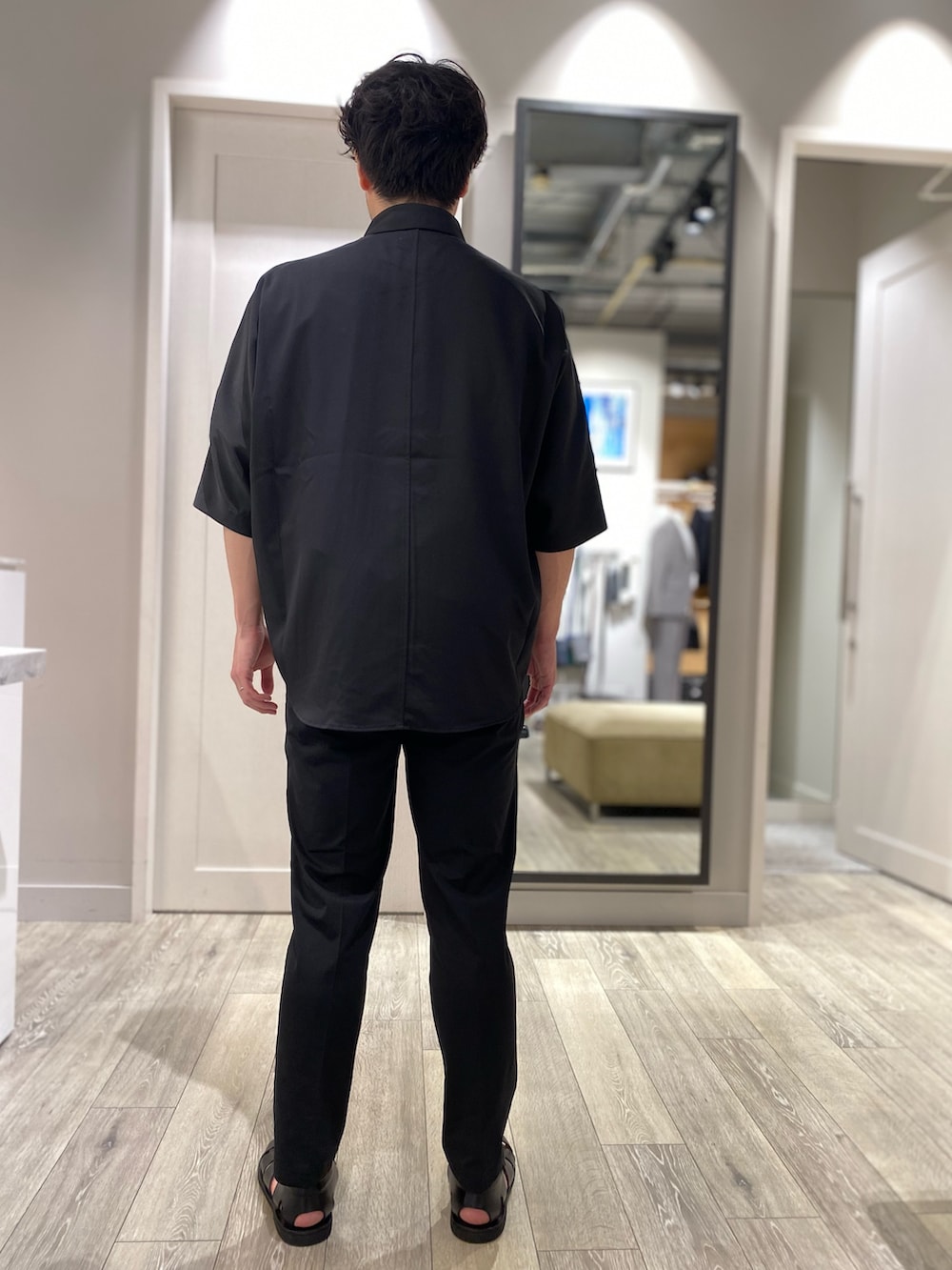 ブラック系のシャツ/ブラウス、ブラック系のスラックス、ブラック系のセットアップを着用したメンズの夏コーディネートの2枚目の写真